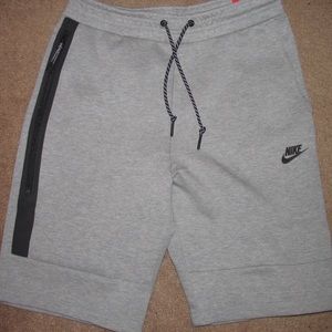 Nike Tech Fleece Shorts (grey) SIZE L